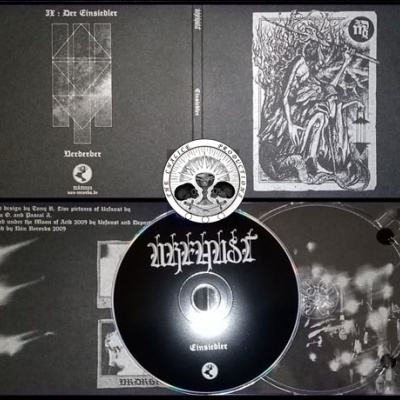 Álbum de música Ungodyst 'Einsiedler' com arte em preto e branco
