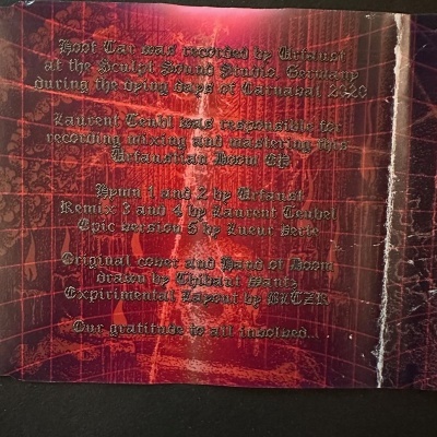 Página de álbum com texto dourado sobre fundo vermelho texturizado