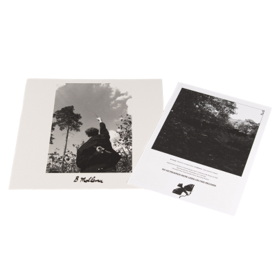 Dois cartões com fotos a preto e branco, um com pessoa apontando para o céu e outro com paisagem natural escura