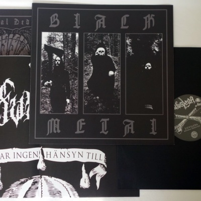Capas e disco de vinil de bandas de metal em tons preto e branco