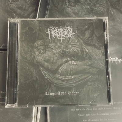 Capa de CD cinzenta com escultura clássica e texto Lange Leve Döden