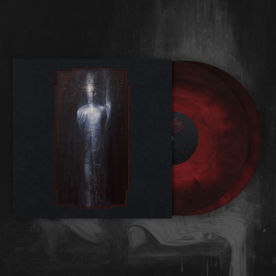 Disco de vinil vermelho translúcido com capa preta e figura humana fantasmagórica.