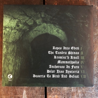 Capa de álbum com fundo escuro e lista de músicas em branco