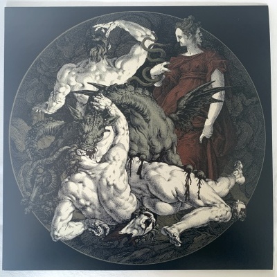 Ilustração circular em preto, branco e vermelho de figuras humanas e criatura alada.