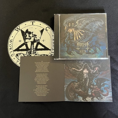 CD de música com capa ilustrada e arte sobre superfície preta com desenho branco e texto