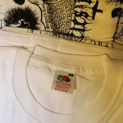 Camiseta branca Fruit of the Loom com etiqueta, sobre fundo preto e branco