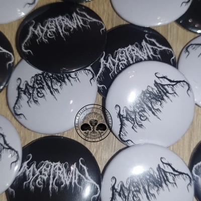 Badges redondas pretas e brancas com texto estilizado sobre superfície de madeira