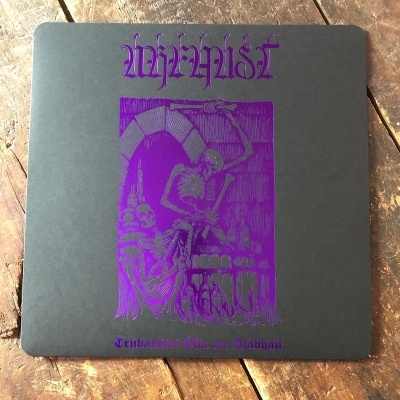 Capa de disco VINYL preta com ilustração roxa de esqueletos e texto TRIBULATION