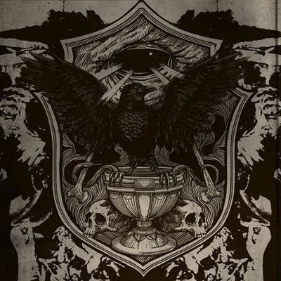 Ilustração monocromática de corvo num brasão com crânios e um olho acima