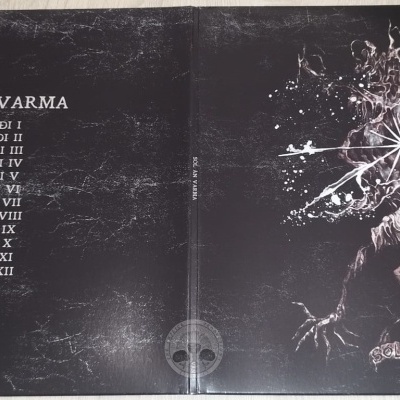 Capa de álbum musical SÕL ÁN VARMA com lista de faixas no lado esquerdo e figura humana ilustrada no lado direito