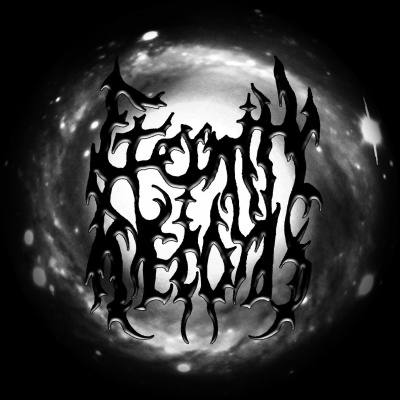 Logótipo estilizado preto sobre fundo espacial em preto e branco