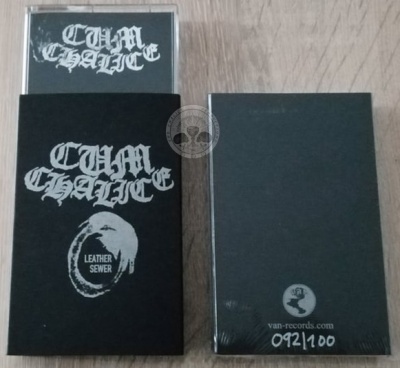 Caixa e cassete preta com textos 