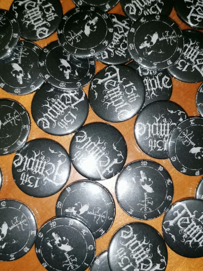 Botons redondos pretos com caveira e texto branco 13th Castle