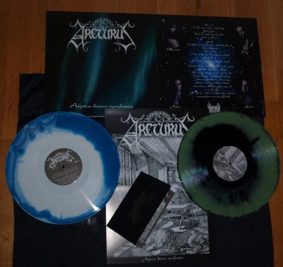 Discos de vinil coloridos e capas da banda Arcturus sobre superfície de madeira