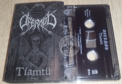 Cassete de música Aberoth Tiamtü com capa preta e transparente com arte sombria.