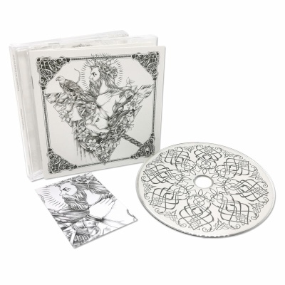 Caixa de CD, cartão e disco com arte a preto e branco mostrando figura masculina e padrões geométricos