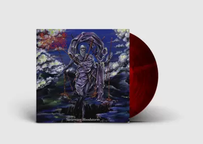 Vinil com capa ilustrada de figura humana com lanças e texto Saturnian Bloodstorm