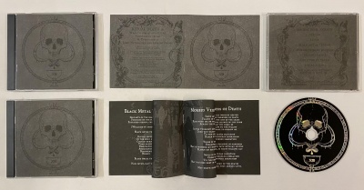 Caixa de CD cinza e preto com crânio e cogumelos, texto em inglês e CD com arte similar.