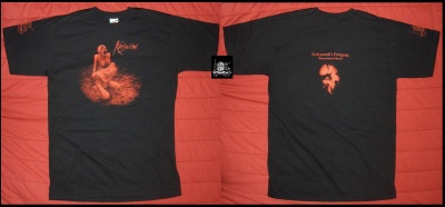 Camiseta preta com imagens e texto em laranja, vista frente e verso sobre tecido vermelho.