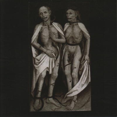 Duas figuras humanas esqueléticas vestindo mantos brancos em fundo escuro