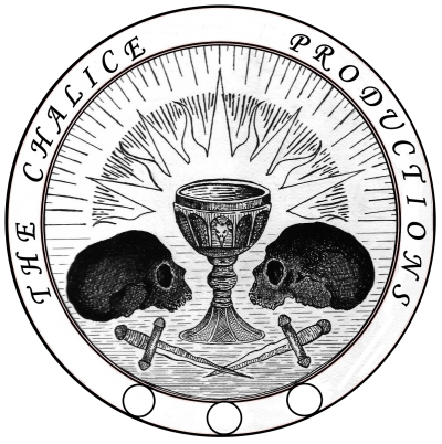 Logótipo em preto e branco com cálice, crânios e adagas cruzadas
