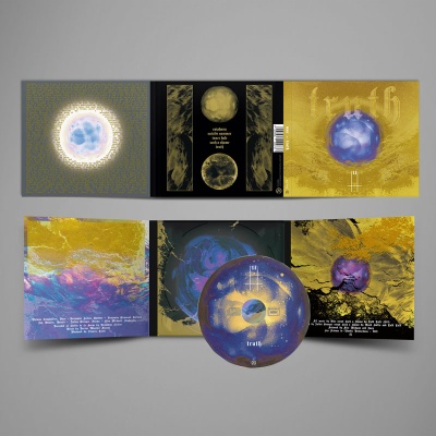 Capa de CD desdobrável com imagem abstrata de planetas e textos em dourado e branco