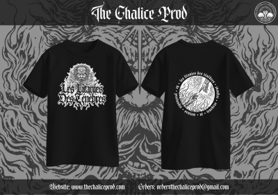 Duas t-shirts pretas com estampas brancas e texto gótico e círculo nas costas, sobre fundo decorativo cinza.