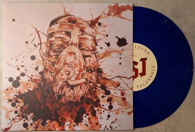 Capa de disco em vinil azul com pintura de rosto com máscara em tons castanhos.