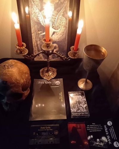 Composição gótica com castiçal, crânio, cálice e material Dark Horde