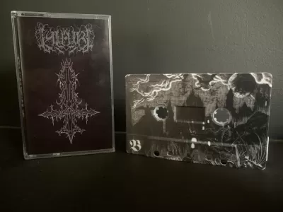 Cassete de áudio preto com ilustração e capa preta com texto Belphegor