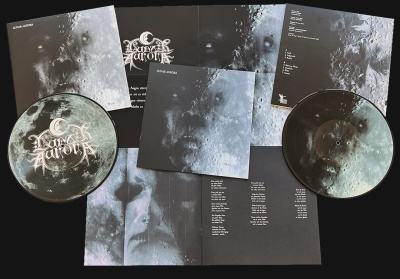 Dois discos de vinil e vários encartes com imagens da lua e texto em português