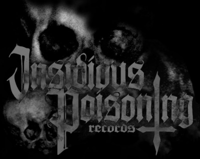 Logótipo Insidious Poisoning Records com caveiras cinzentas em fundo preto