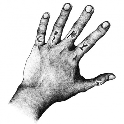 Desenho a preto e branco de uma mão com tatuagens pequenas nos dedos