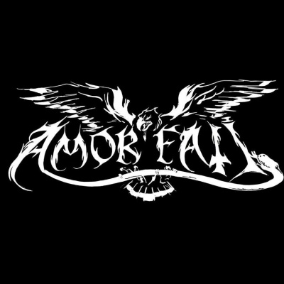 Logotipo AMOR FATI com asas de águia e serpente em fundo preto