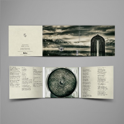 Capa de CD com paisagem e portal, interior com letras e labirinto no suporte do disco