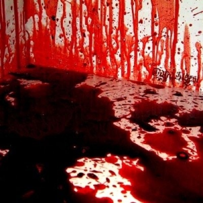 Superfície branca com manchas e gotas vermelhas irregulares e respingos verticais