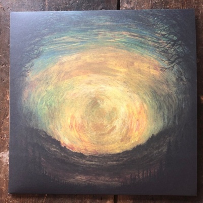 Capa de disco com arte abstracta em tons quentes e fundos escuros