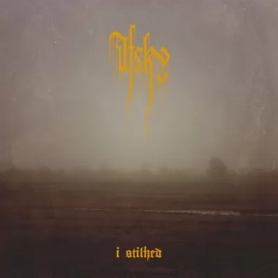 capa de álbum com paisagem nebulosa escura e texto amarelo gótico