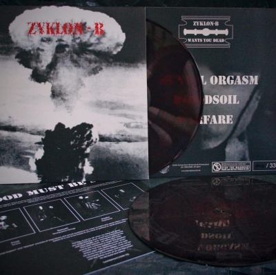 Vinil translúcido preto e capas com imagem de nuvem de explosão e textos Zyklon-B