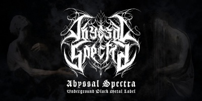 Logotipo branco decorativo Abyssal Spectra com texto em fundo negro e figuras humanas escuras ao fundo
