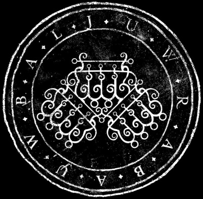 Selo ou símbolo circular branco com desenhos ornamentados e letras BALJUWRA BABALJUW