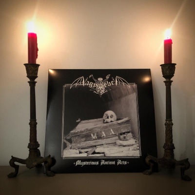 Capa de vinil com crânio e castiçais com velas vermelhas acesas