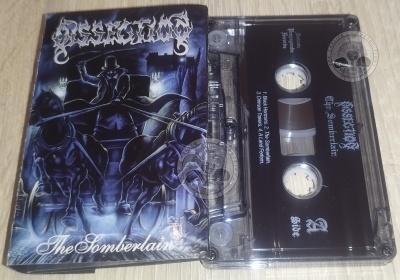 Cassete de áudio preta e caixa transparente com capa de álbum ilustrada e texto da banda Dissection