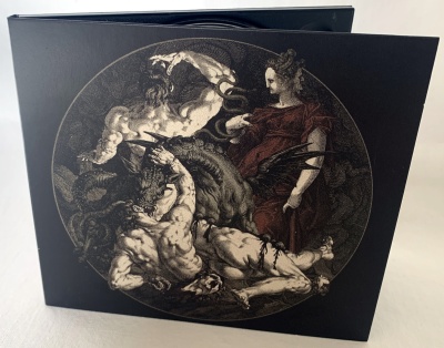 Caixa preta com imagem circular mitológica em tons castanhos e pretos