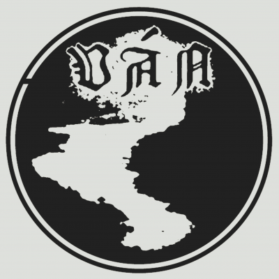 Emblema circular preto com letras VÁM em branco e padrão abstrato