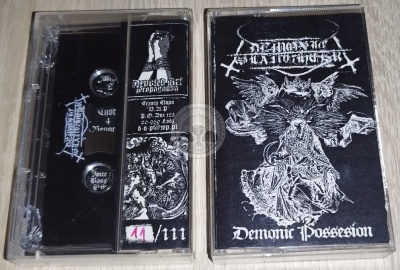 Duas cassetes pretas com capas transparentes, uma com texto Demonic Possession e arte em branco, outra com textos e etiqueta 11/111