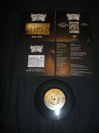 Vinil preto com capa e encarte da banda Second Siege em fundo escuro