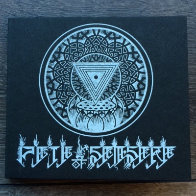 Caixa preta com estampa branca geométrica e texto ART OF SOMSERI