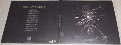 Capa de álbum preta com texto em branco e ilustração abstrata de rosto