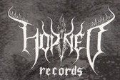 Logótipo branco com chifres e chamas e texto 'HORNED records' sobre fundo cinzento